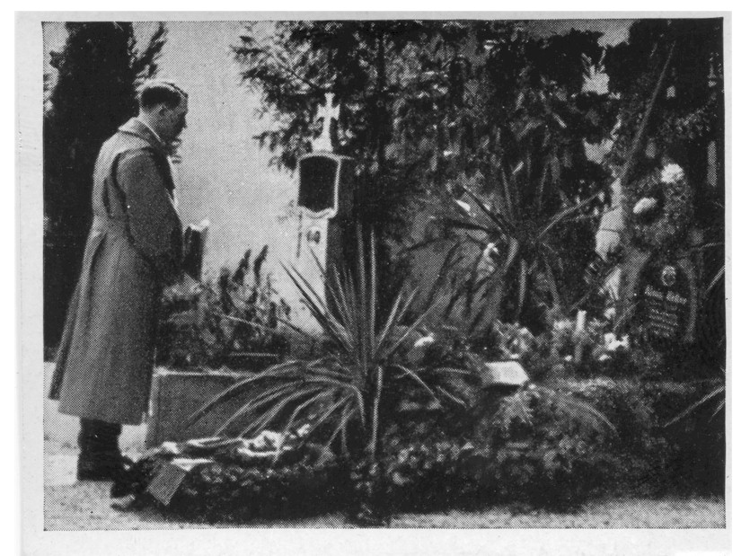 ADOLF HITLER AM GRAD LEUNER ELTERN IN LEONDING BEI LINZ AM 13. MARZ 1938