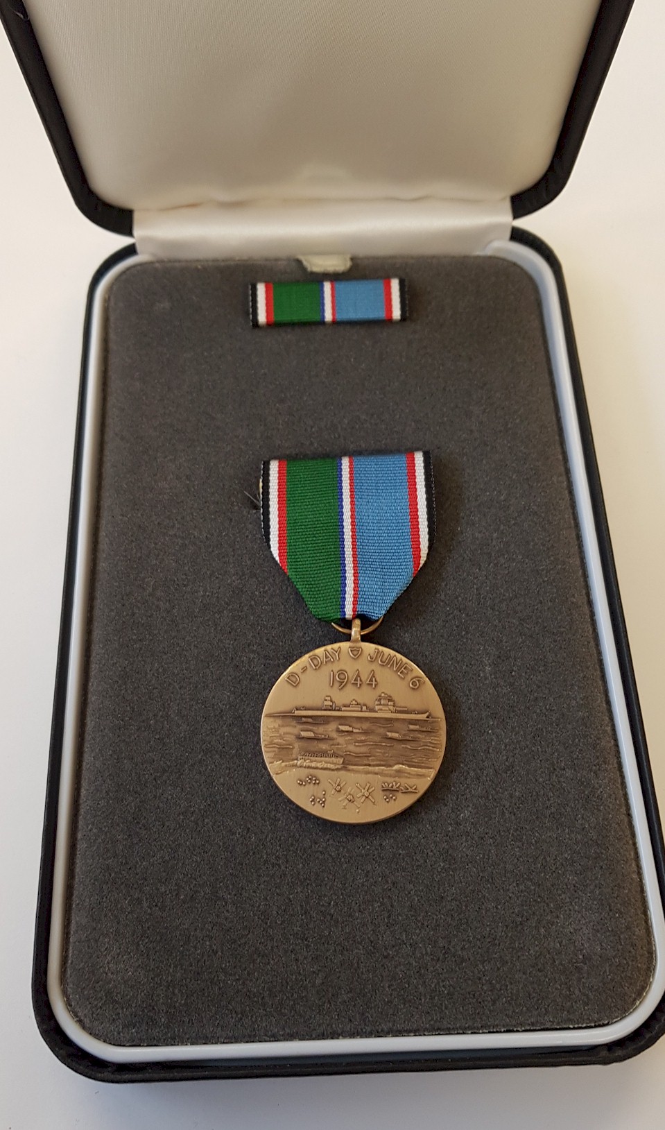 AMERICAN D-DAY COMMEMORATIVE MEDAL WITH PRESENTATION CASE
