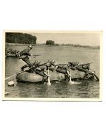 UNSERE WAFFEN-SS POST CARD WITH RUBBER BOAT ACROSS THE RIVER SERIES-373