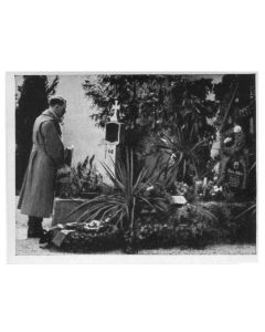 ADOLF HITLER AM GRAD LEUNER ELTERN IN LEONDING BEI LINZ AM 13. MARZ 1938