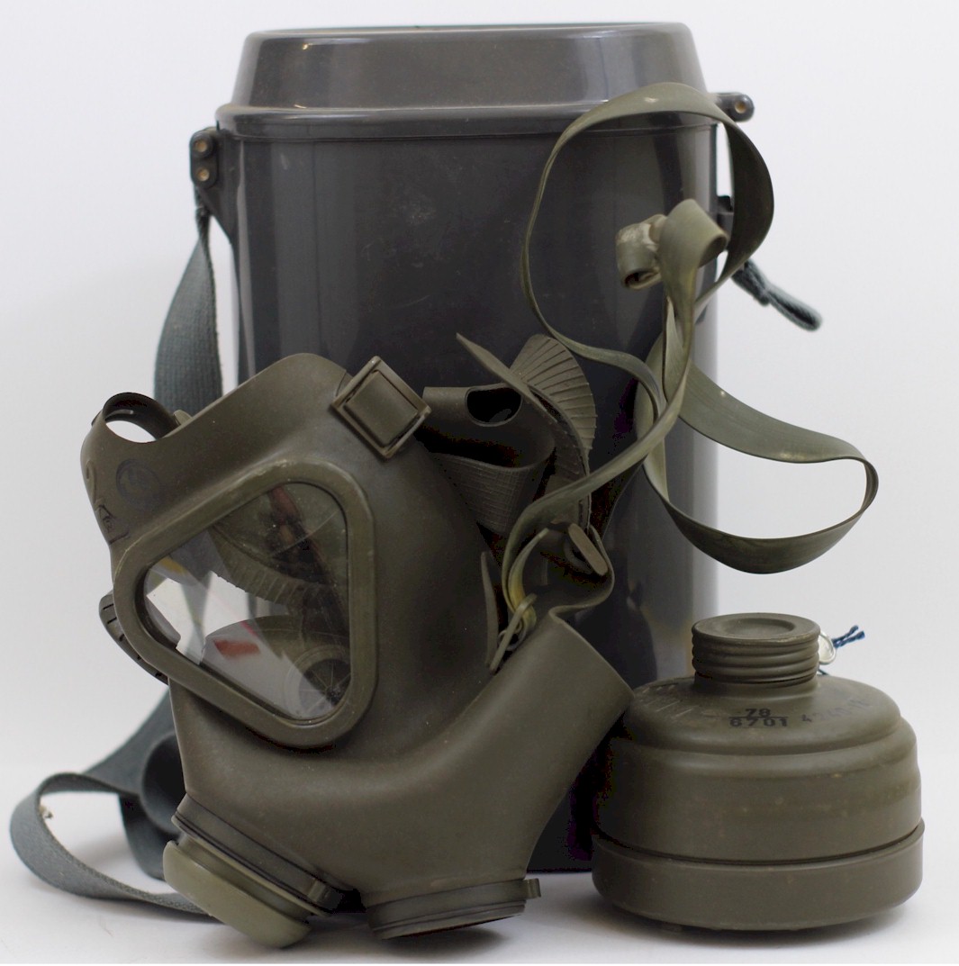GERMAN BUNDESWEHR M65 M65Z NBC GAS MASK RESPIRATOR AND CAN UNISSUED