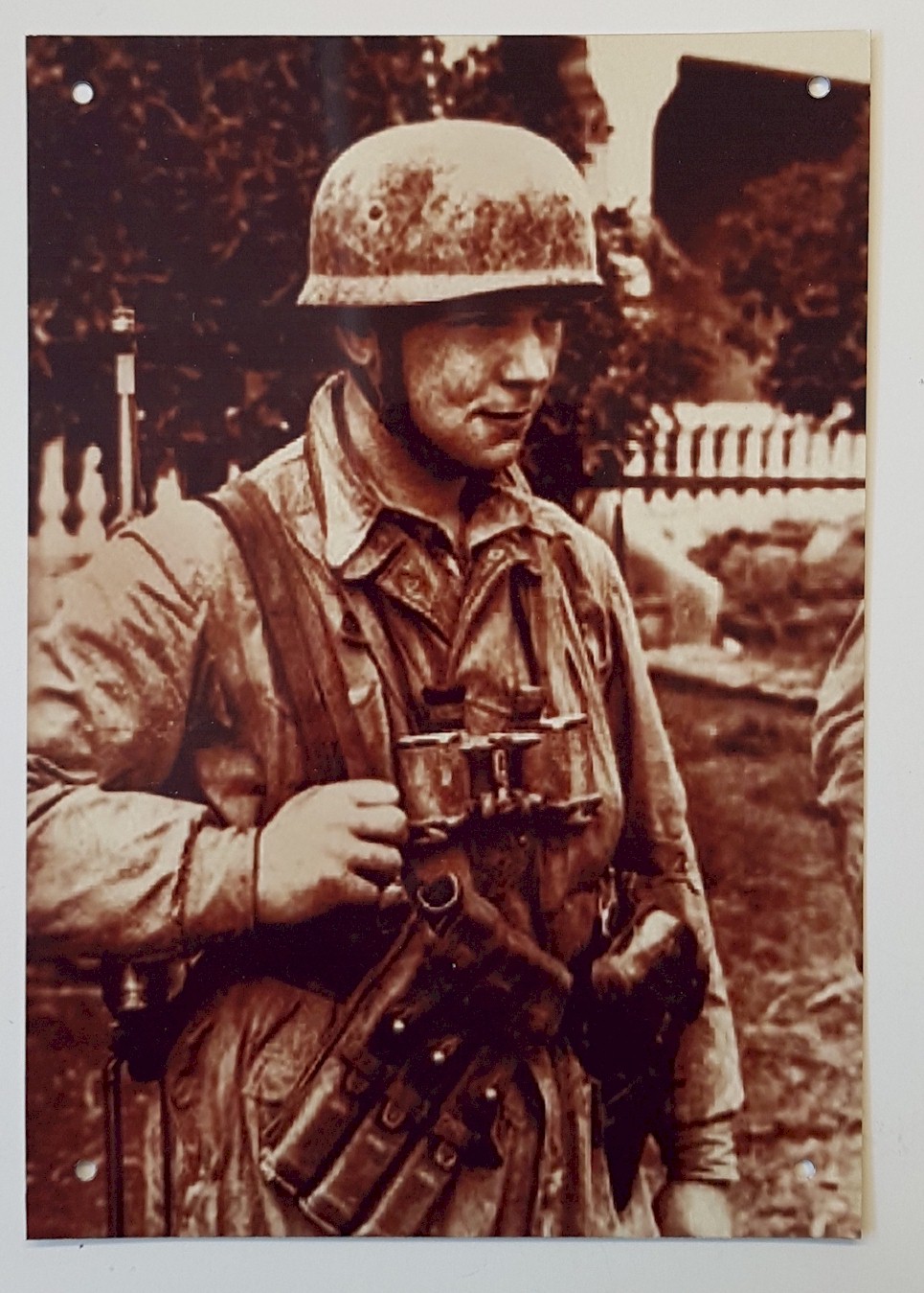 GERMAN FALLSCHIMJAGER SOLDIER WITH BINOCULARS AND LUGER PISTOL METAL SIGN