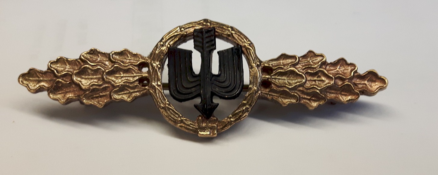 GERMAN LONG RANG DAY FIGHT CLASP ( ARROW POINTING DOWNWARD) GOLD