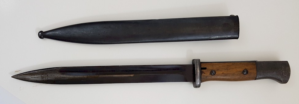 GERMAN WW2 K98 BAYONET EARLY MODEL WITH WOODEN HANDLES AND METAL SCABBARD
