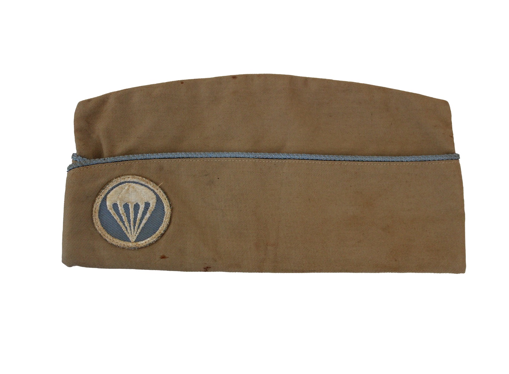 U.S. WWII PARATROOPER GARRISON CAP WITH BLUE PIPING AND CAP BADGE