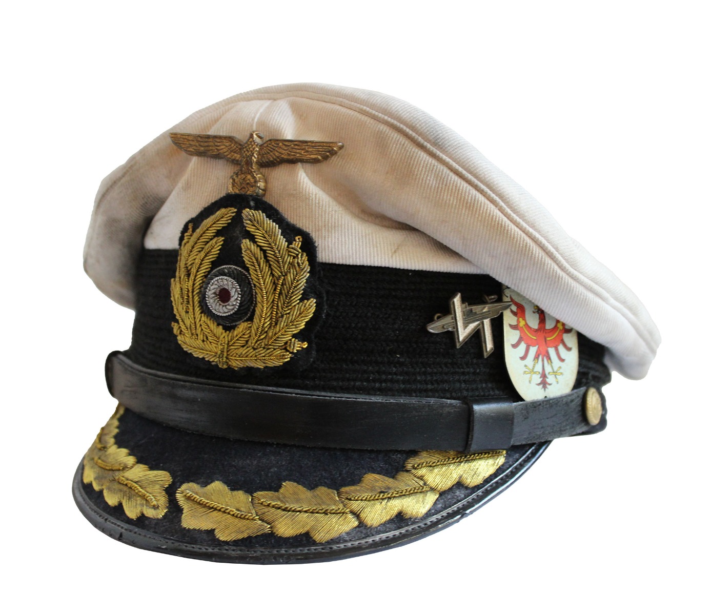 KRIEGSMARINE U-BOAT CAPTAIN'S AGED VISOR CAP WITH INSIGNIA - KORVETTENKAPITANS