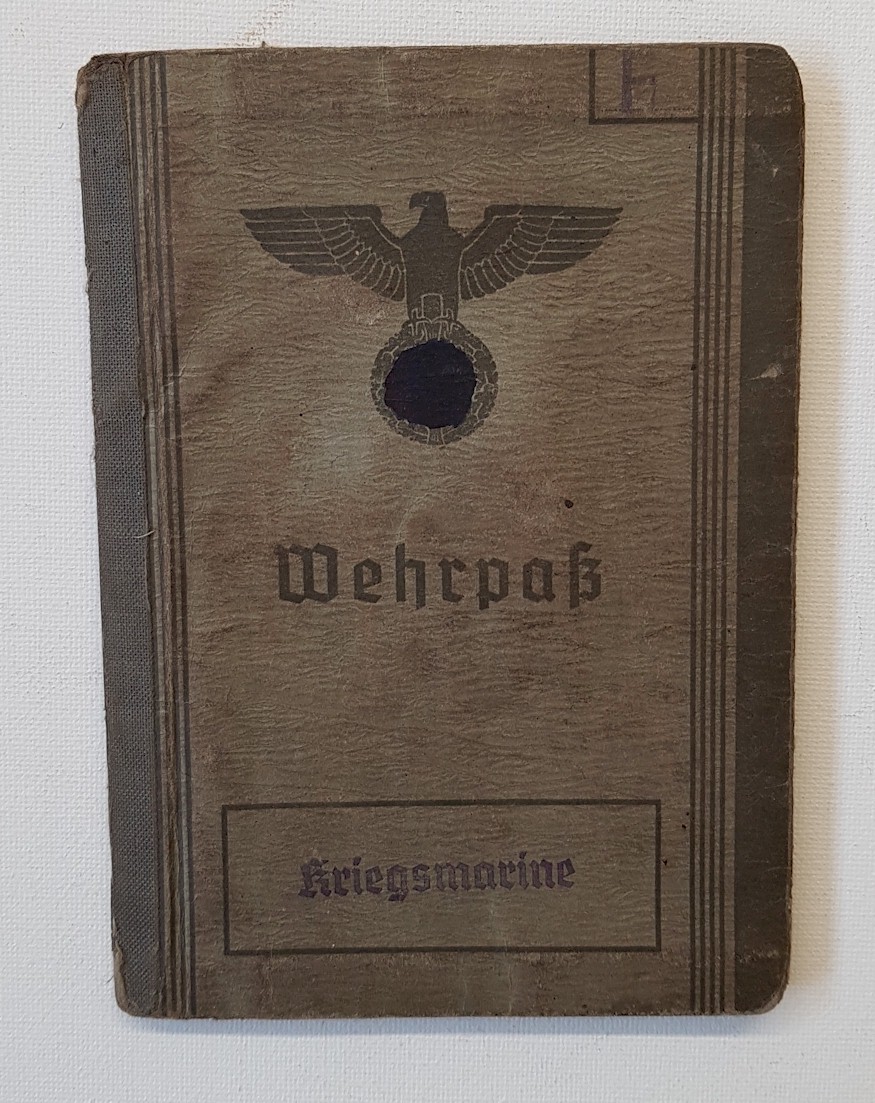 KRIEGSMARINE GERMAN WEHRPASS SOLDIER MILITARY PASS INDENTIFICATION WW2