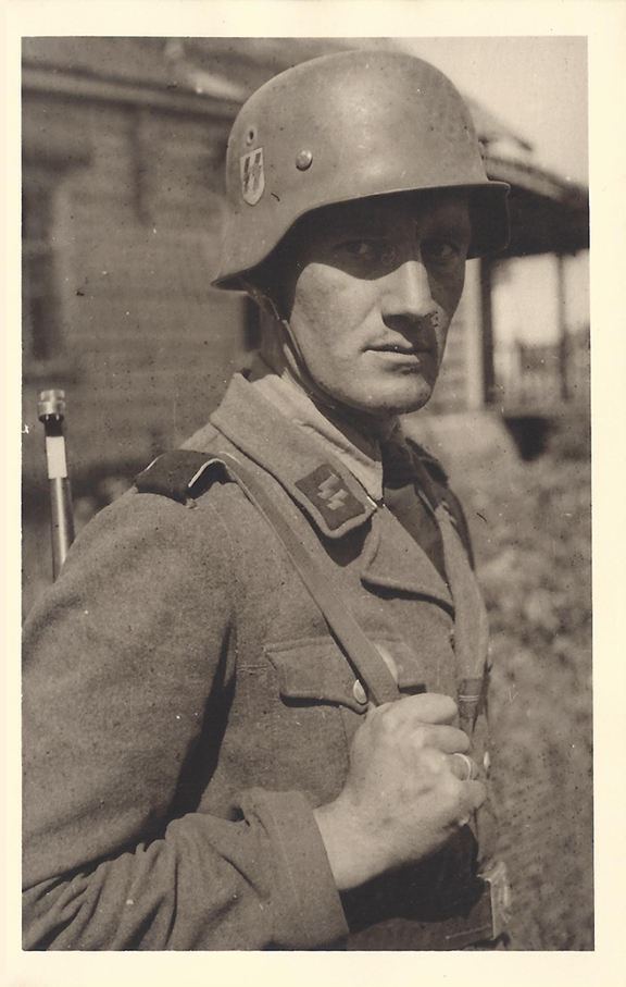 WW2 GERMAN SS SOLDIER POSTCARD