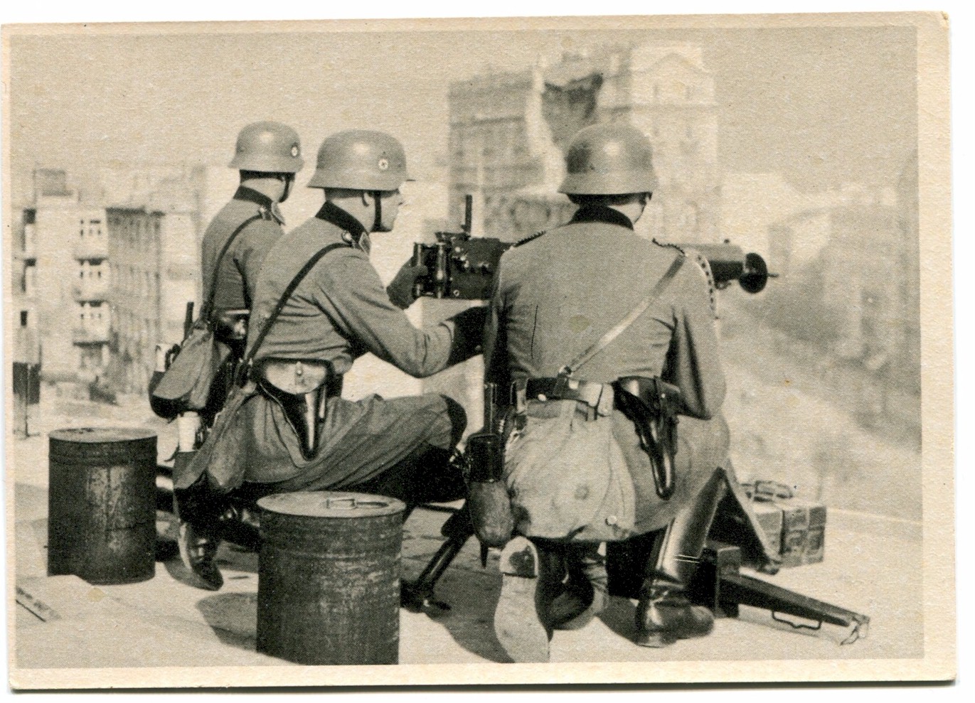 SS POST CARD POLICE IN POLAND"MACHINE GUN POST OF THE ORDER POLICE ON A ROOF IN WARSAW DURING THE ENTRANCE OF GERMAN TROOPS"