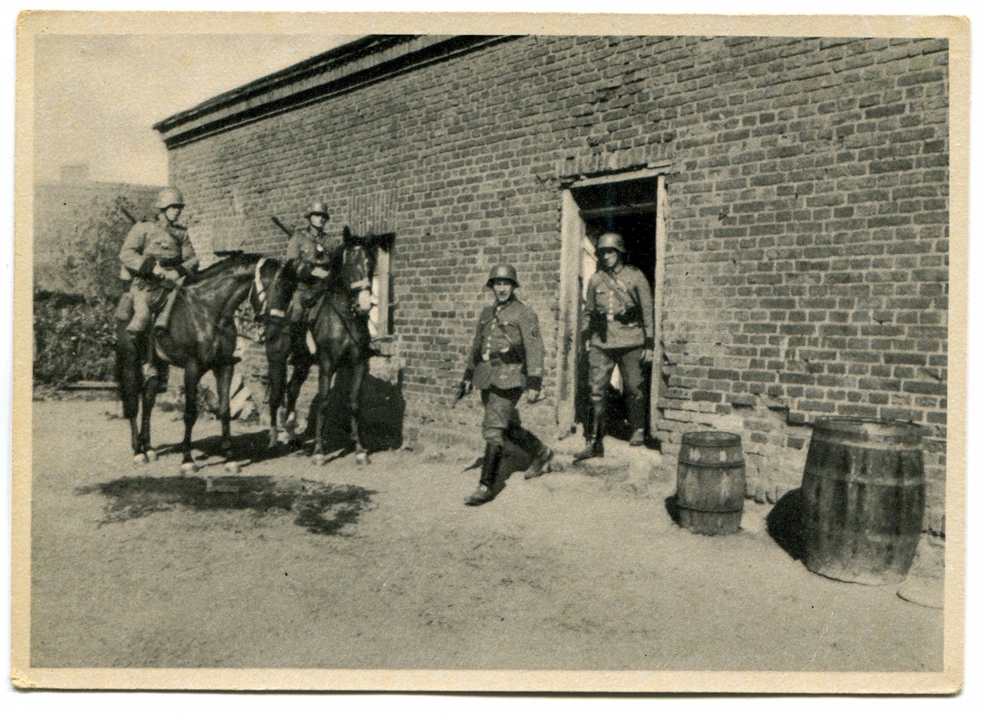 SS POST CARD POLICE IN POLAND"MOUNTED POLICE PATROL CLEARS A FARMSTEAD OCCUPIED BY POLISH MURDERES AND ARSONISTS"