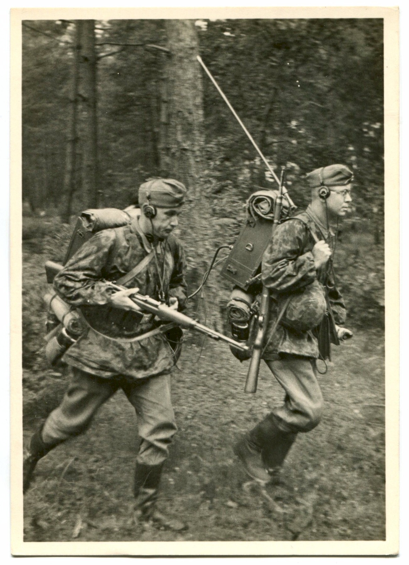 UNSERE WAFFEN SS "A COMMUNICATIONS TROOP RELOCATES FORWARD"