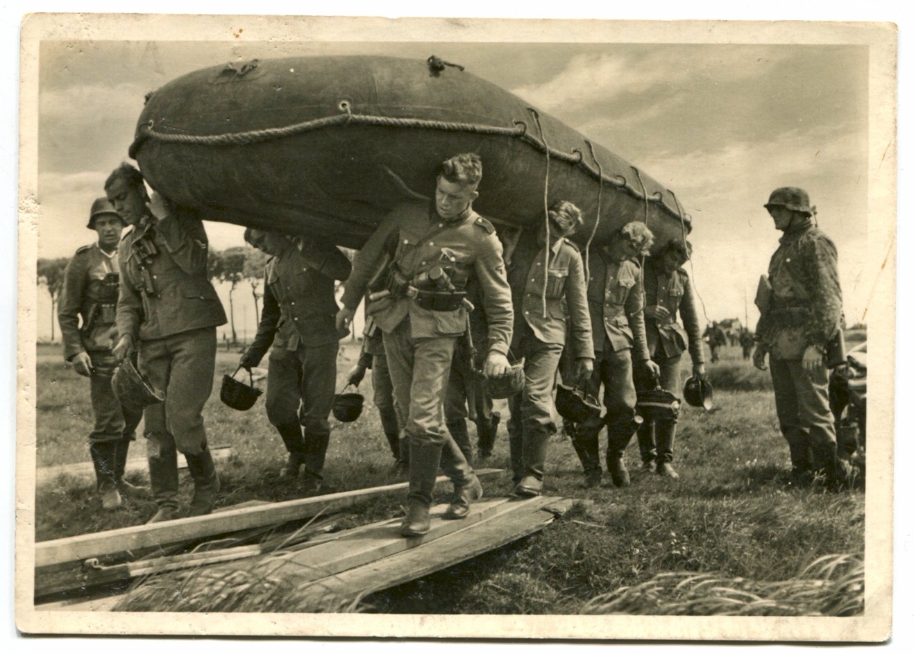UNSERE WAFFEN SS POST CARD "WITH THE RUBBER BOAT TO THE RIVER"